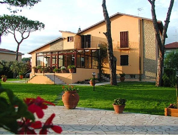 B&B Villa Acero มารีนาดีคาร์รารา ภายนอก รูปภาพ